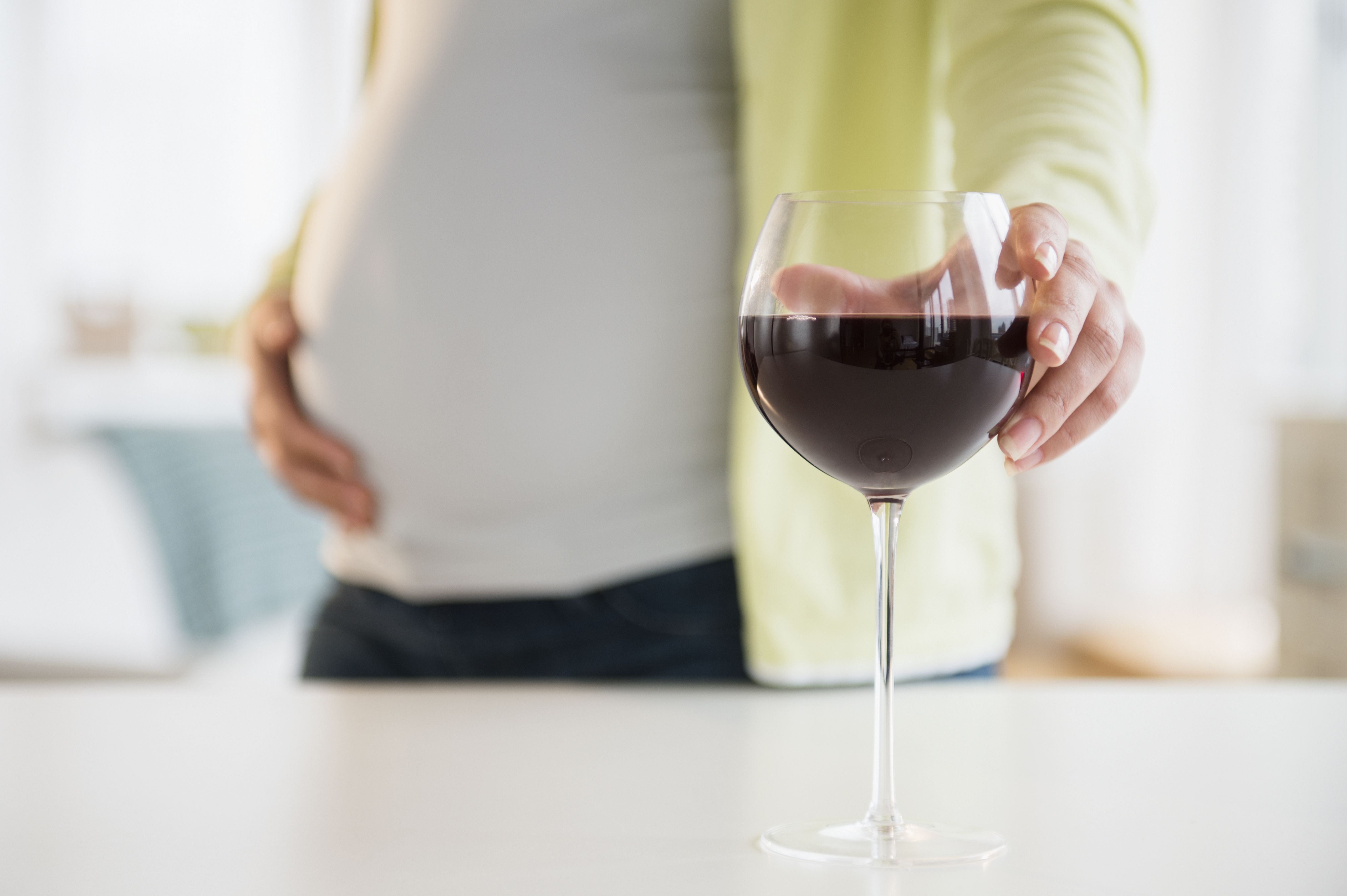 ¿Cuáles son los riesgos de beber durante el embarazo?