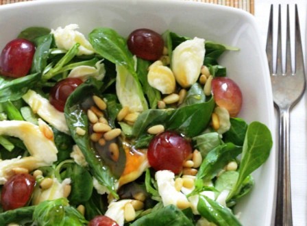 Receta para aumentar la fertilidad: ensalada de canónigos, mozzarella  y piñones