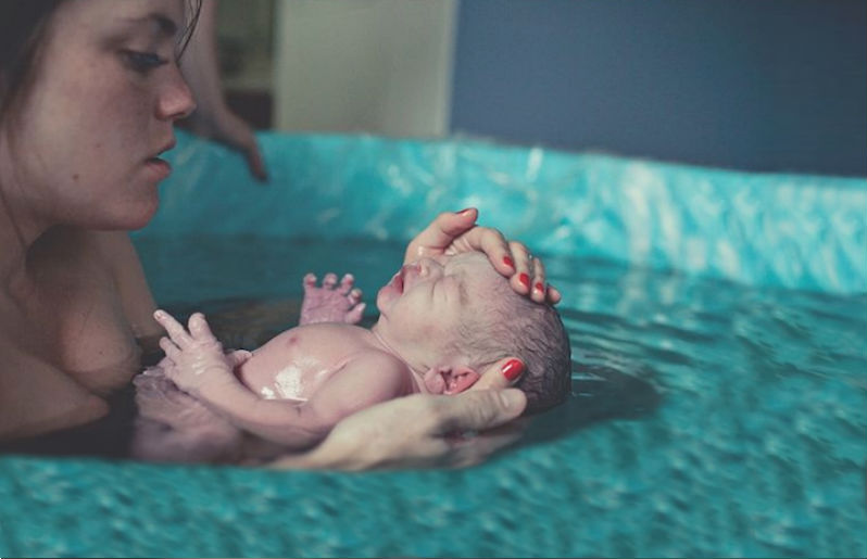 Todo lo que debes saber sobre el parto en el agua