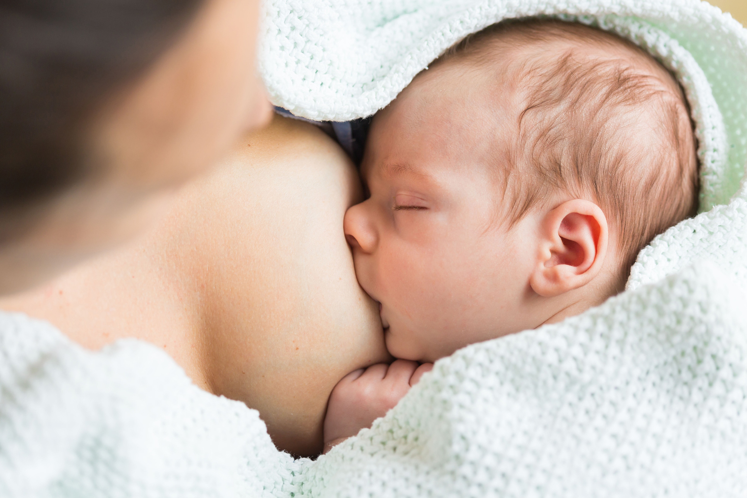 ¿Debe continuar la lactancia materna cuando la mamá está enferma?