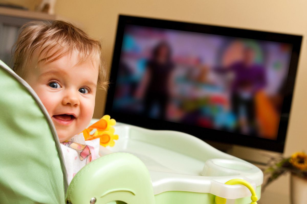 Bebés y televisión: el desarrollo del cerebro necesita tu ayuda