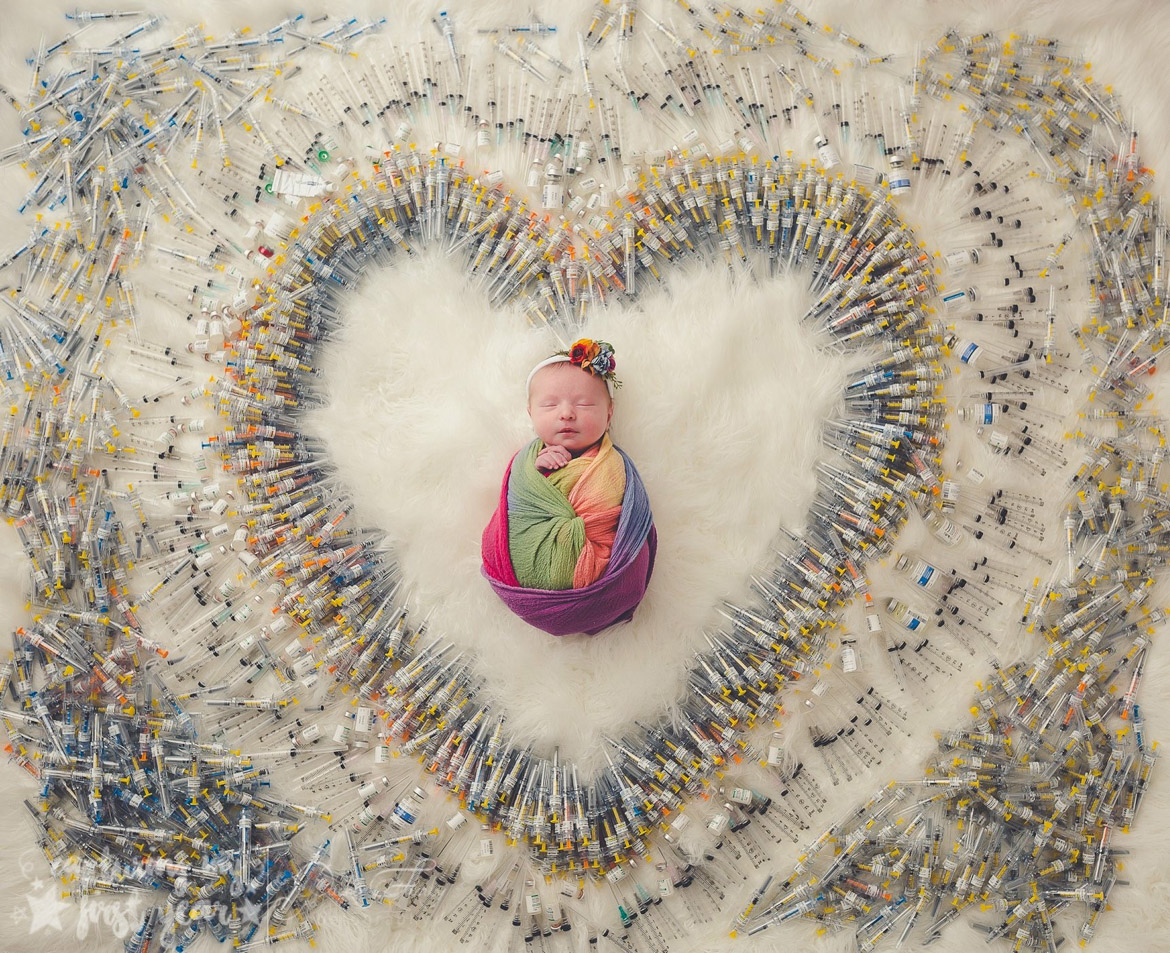 El bebé arco iris fue fotografiado con todas las agujas de FIV que se necesitaron para crearla.