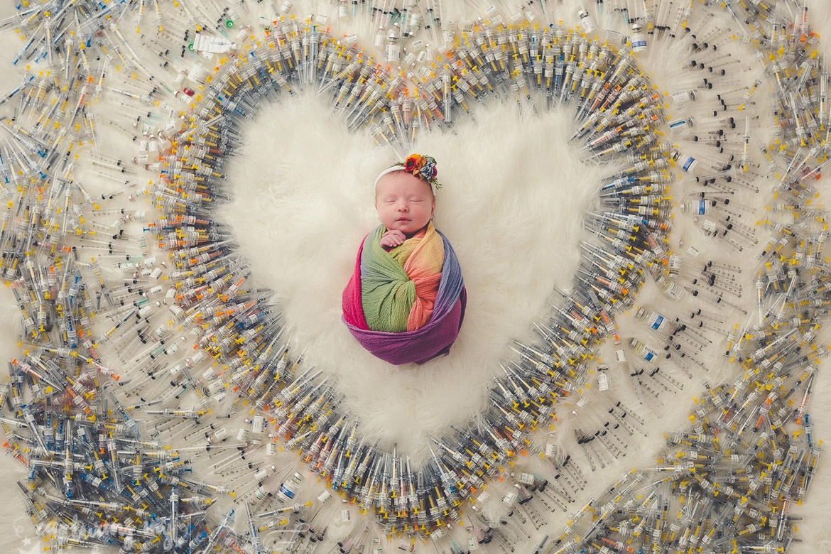 El bebé arco iris fue fotografiado con todas las agujas de FIV que se necesitaron para crearla.