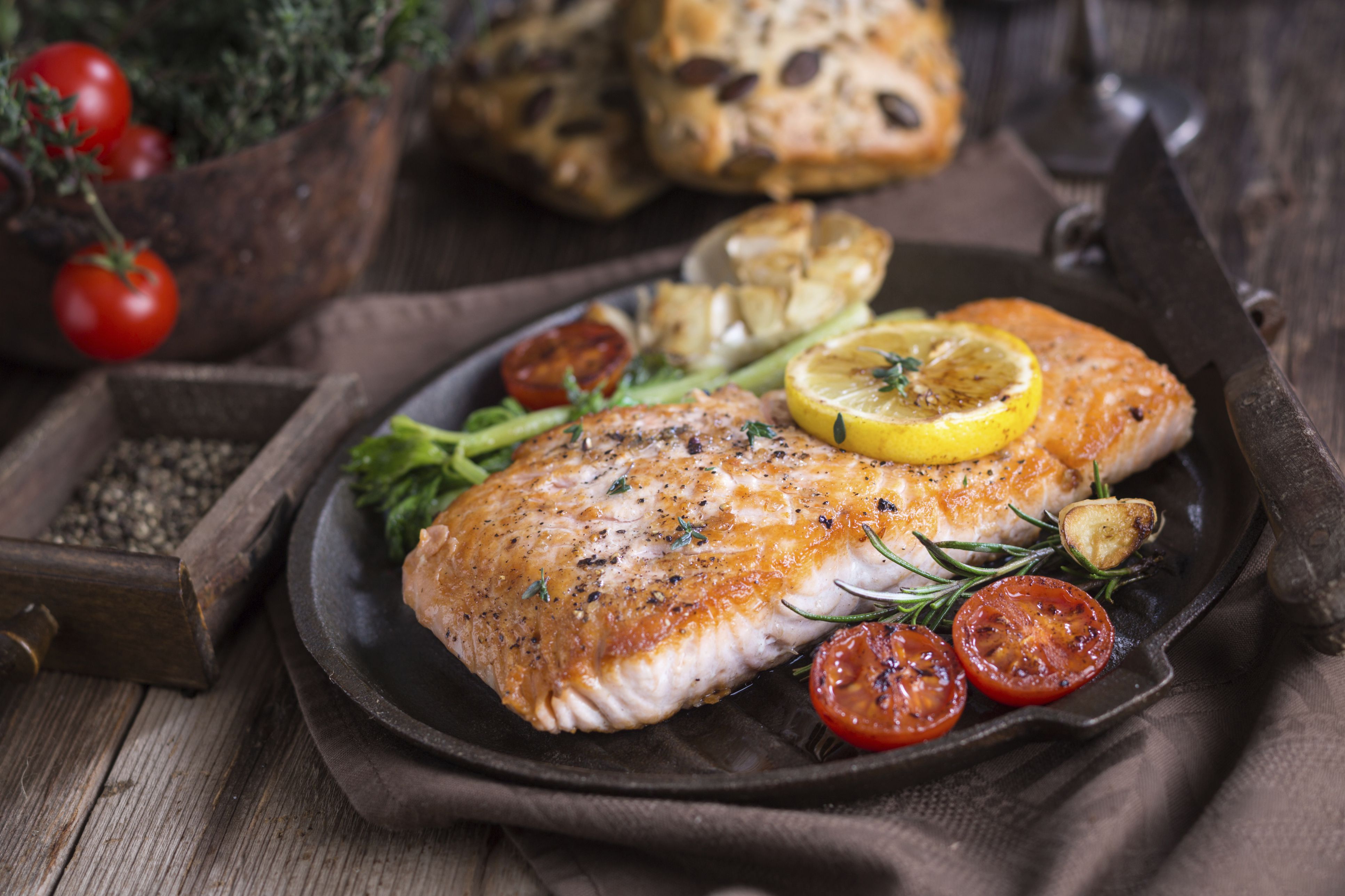 ¿Es seguro para las mujeres embarazadas comer pescado?