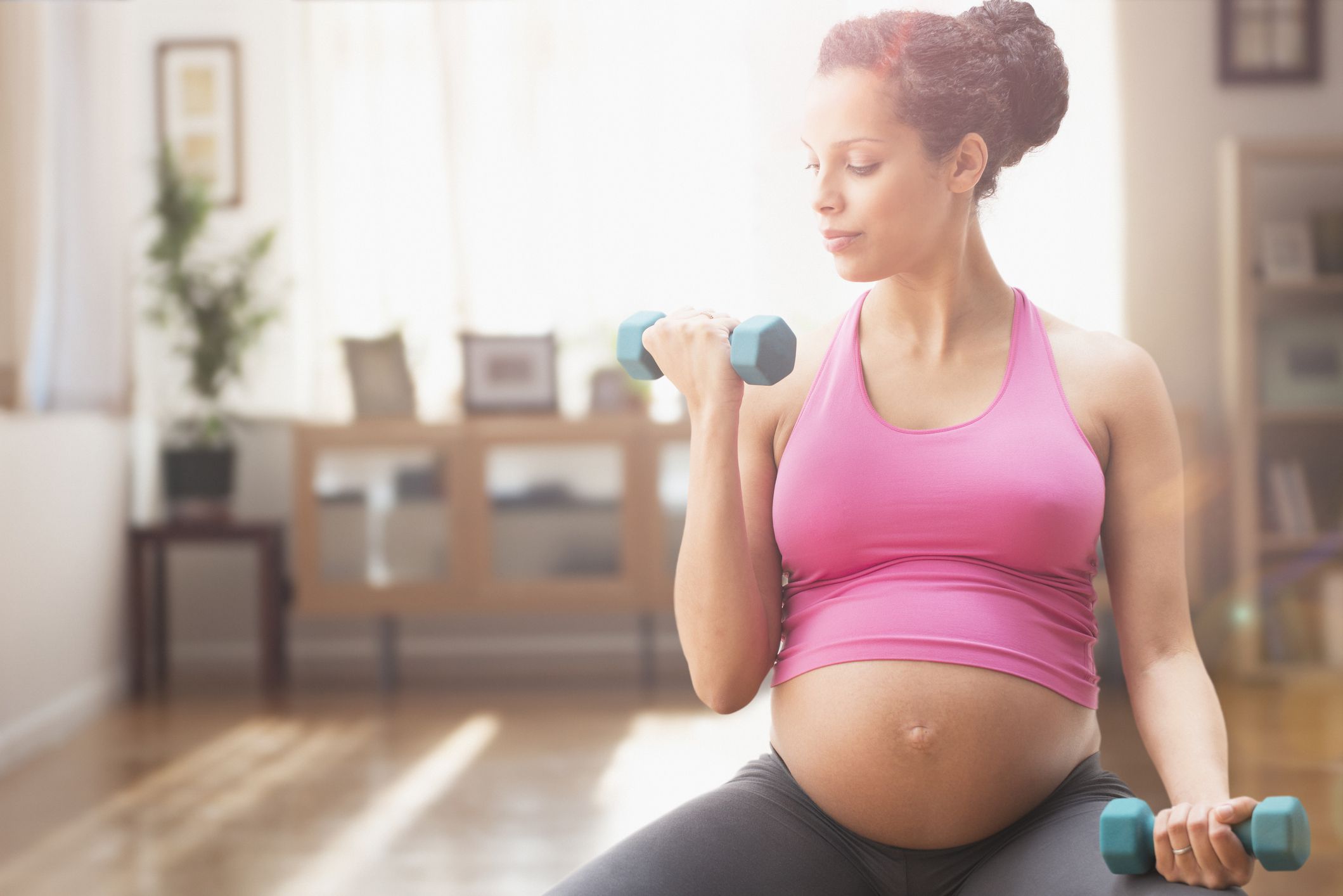 ¿Es seguro levantar pesas durante el embarazo?