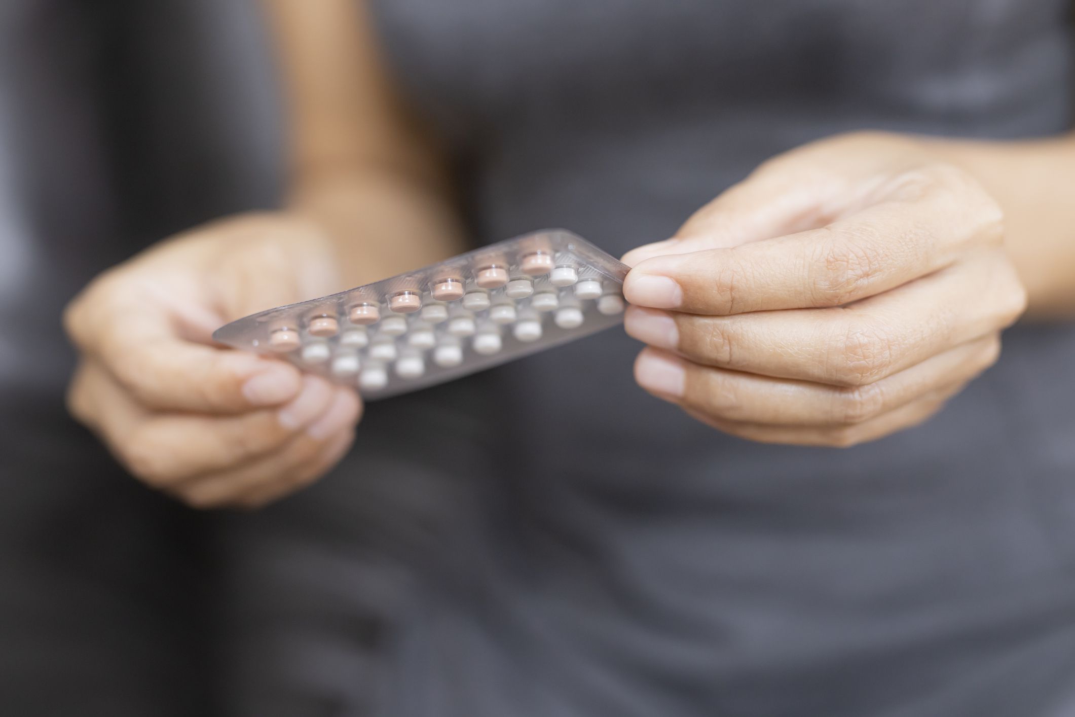 Cómo pueden afectar los anticonceptivos a su fertilidad después de dejar de tomarlos