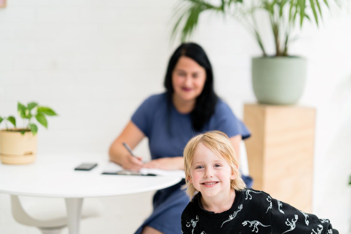 Ayudar a mujeres y niños a crear un espacio más tranquilo en su interior - The Natural Parent Magazine