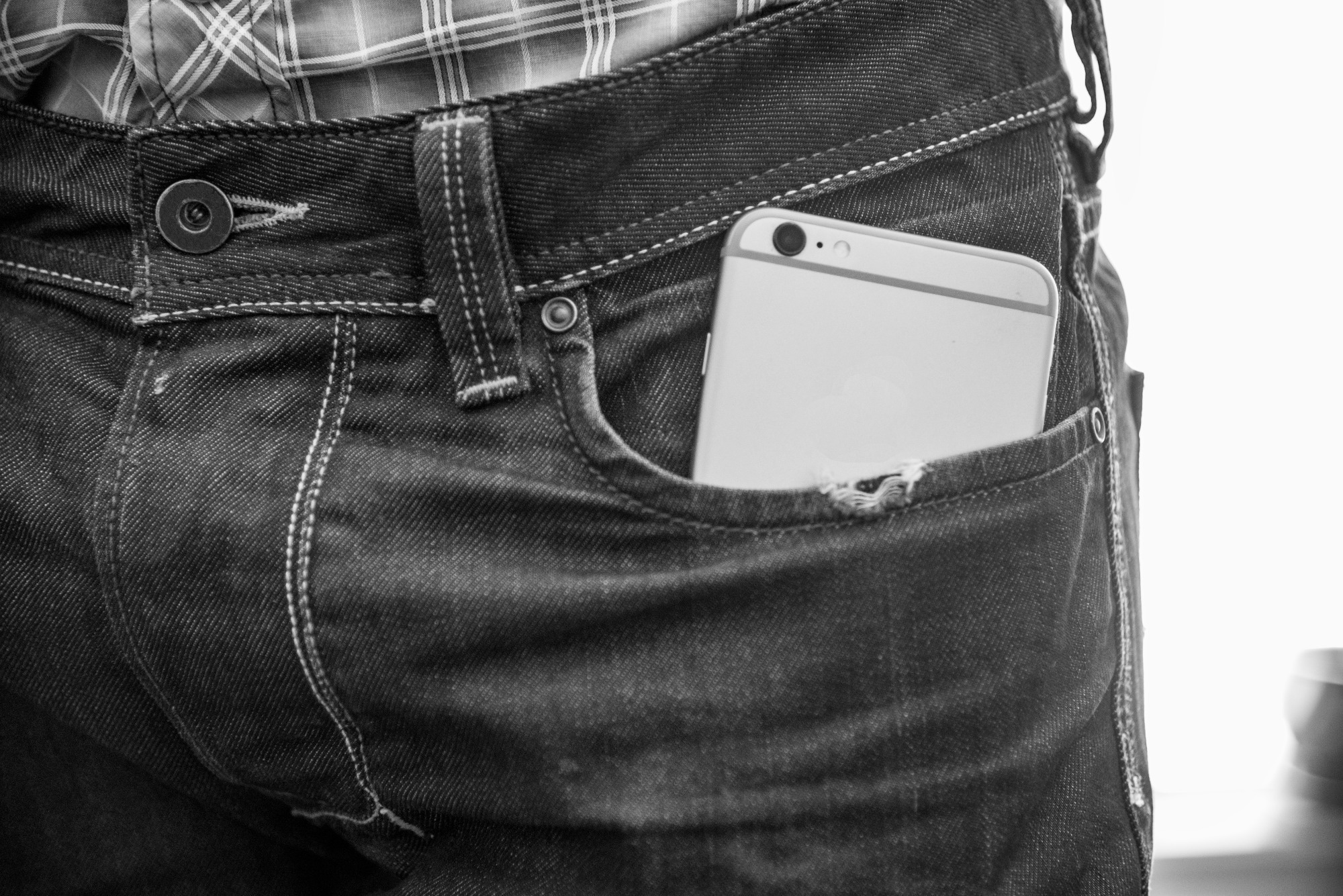 Study: Association between self-reported mobile phone use and the semen quality of young men. Image Credit: SeaRick1 / Shutterstock