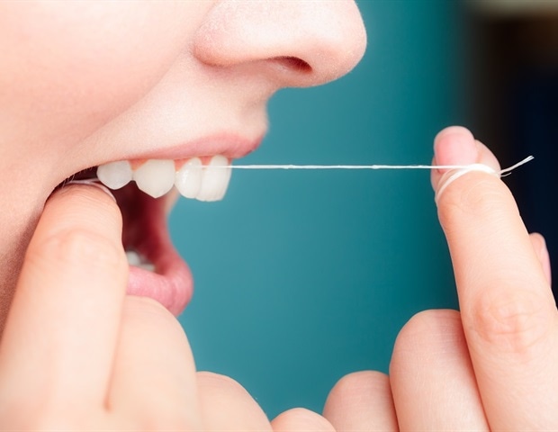El uso del hilo dental y otras conductas de consumo contribuyen a elevar los niveles de PFAS en el organismo
