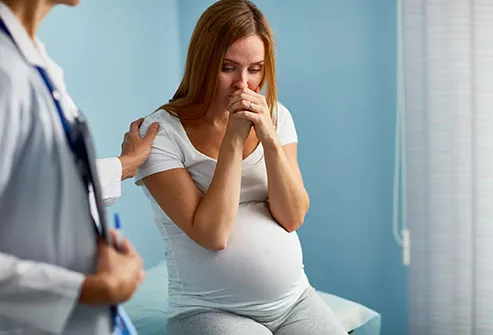 Las mujeres embarazadas pueden experimentar ciertas complicaciones y síntomas a medida que el feto crece.